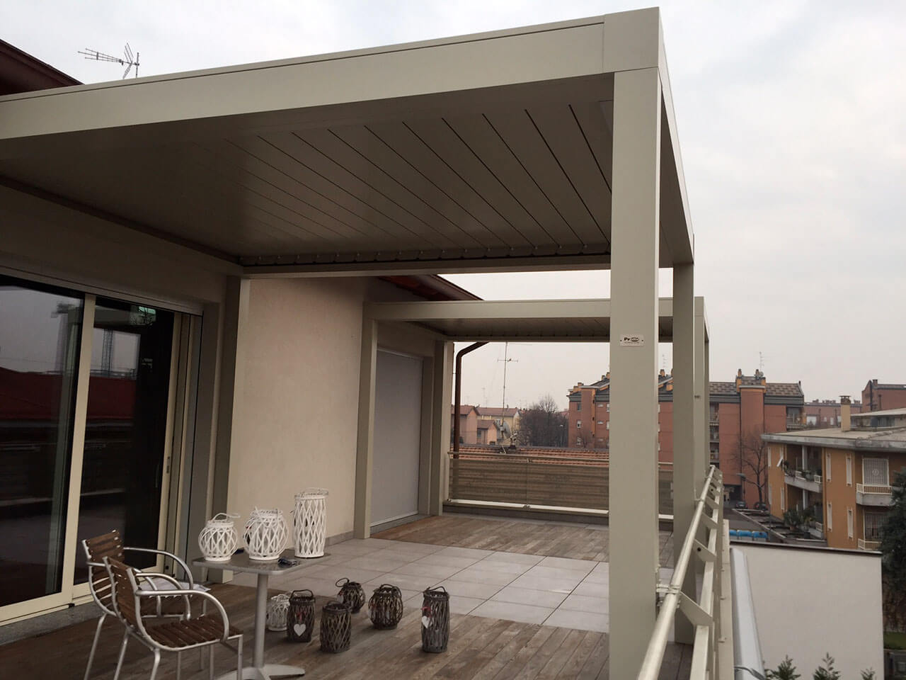 pergola bioclimatica addossata.JPG