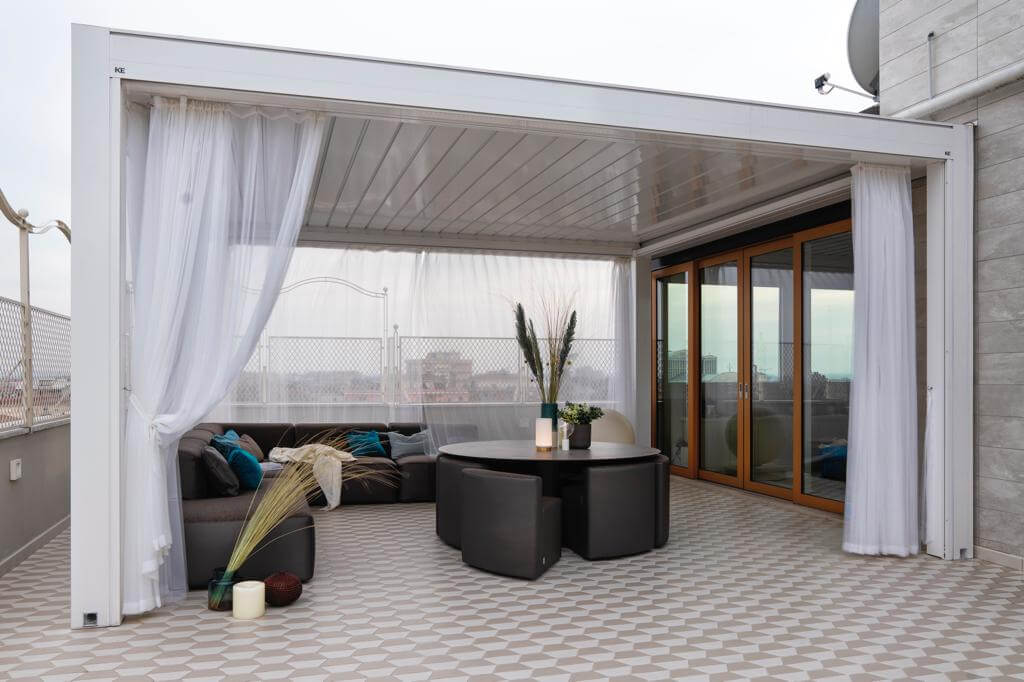 pergola bioclimatica con tendaggio morbido e rullo in crystal