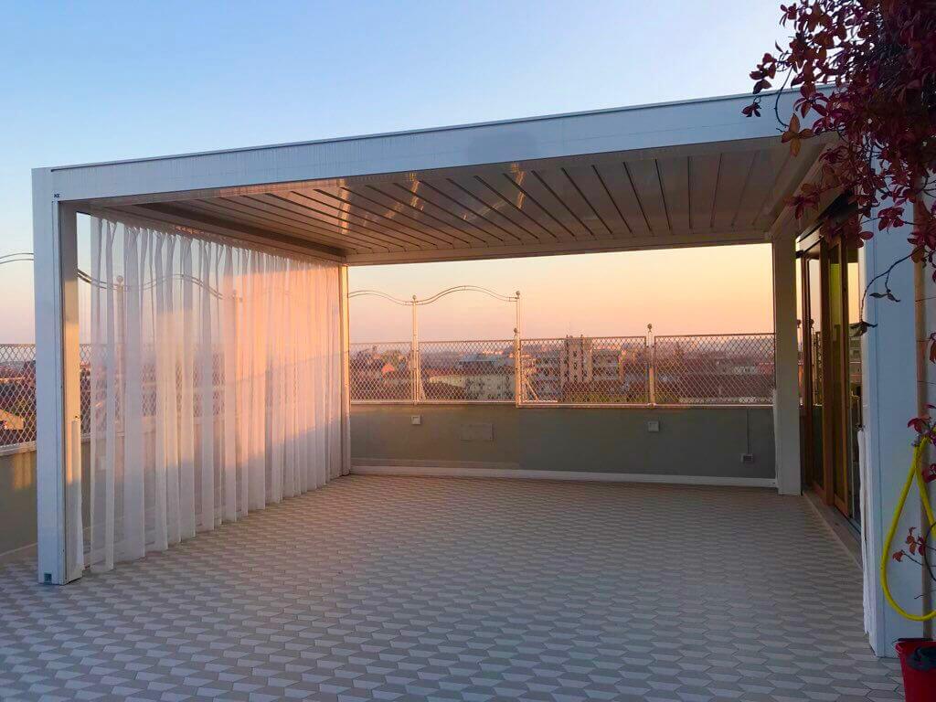 pergola bioclimatica con tendaggio morbido