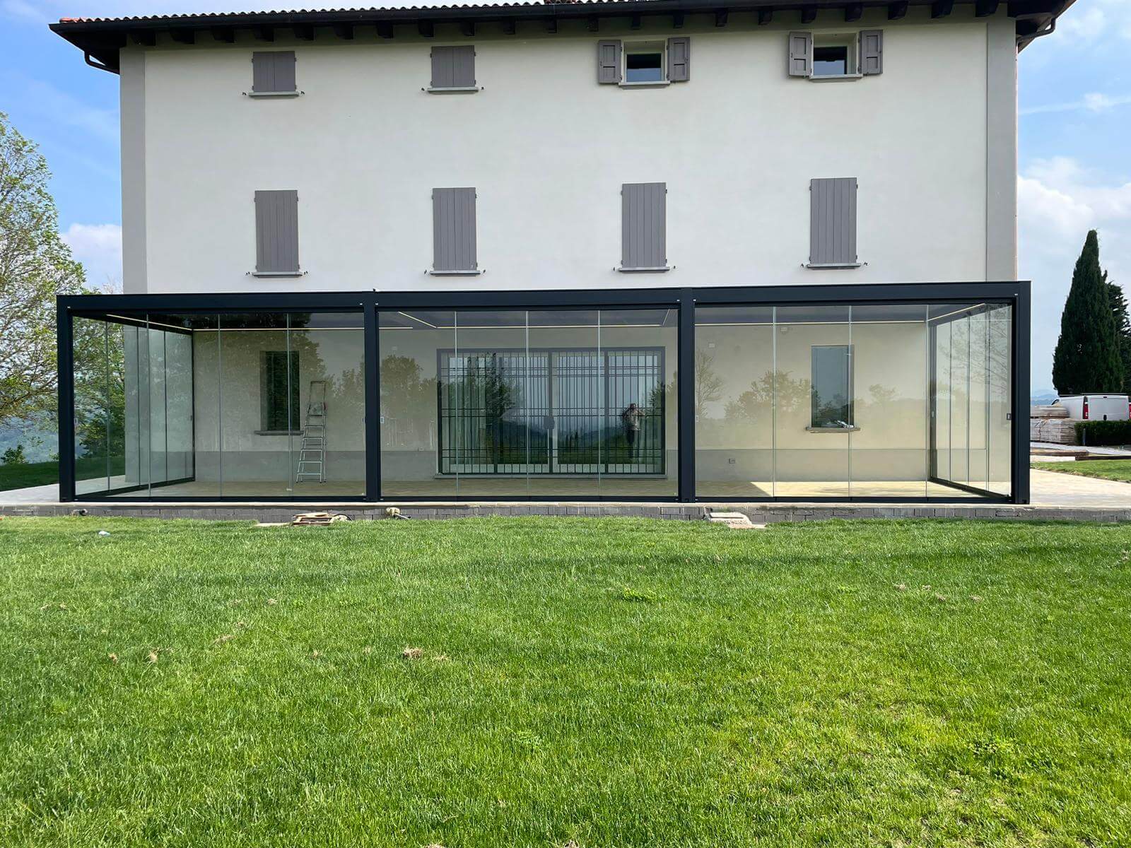 pergola bioclimatica con vetrate panoramiche